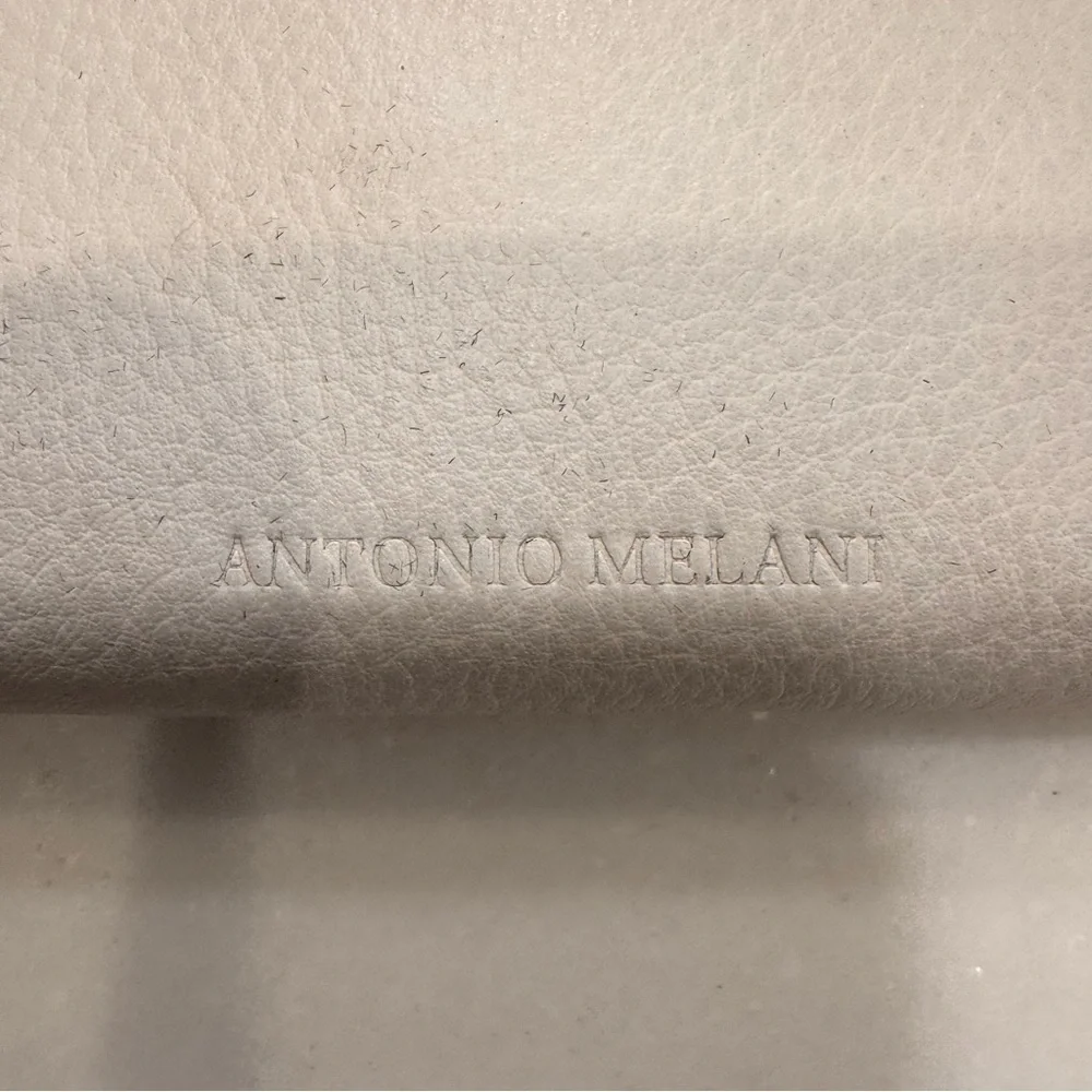 ANTONIO MILANI Women’s White leather long bifold snap close wallet